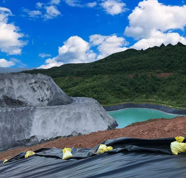 场地位于河漫滩的人工湖如何防止湖水渗漏？